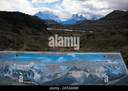 Carte de randonnée à Torres del Paine de montagnes en arrière-plan en Patagonie Chili Banque D'Images