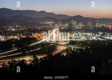 Voir l'aube des navetteurs sur la Route 134 Ventura freeway à Glendale et Los Angeles, Californie. Shot de Griffith Park à l'est vers le SAN Banque D'Images