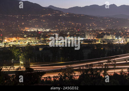 Crépuscule sur la ville de Glendale matin bâtiments, quartiers ou sur une autoroute près de Los Angeles et à Burbank en Californie du Sud. Banque D'Images
