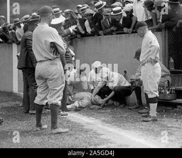 Photo montre joueur de baseball Babe Ruth assommé, après il s'est heurté à un mur de béton à Griffith Stadium, Washington, D.C., tout en essayant d'attraper une fausse balle le 5 juillet 1924. Banque D'Images