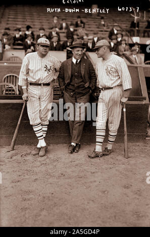 Babe Ruth & Jack Bentley en uniformes pour les géants de l'exposition game ; Jack Dunn en milieu (baseball) Banque D'Images