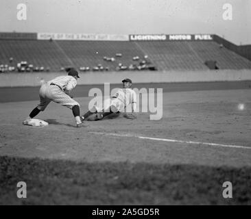 Babe Ruth Yankees en cinquième manche essaie d'aller de la première à la troisième sur la maladie de Lou Gehrig). Sénateurs de troisième but Ossie est Bluege. Yankees ont gagné 3-2. Banque D'Images