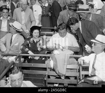 Babe Ruth - La Bambino - toujours un favori. Washington, D.C., le 7 juillet. Bien que hors de base-ball pour les dernières années, 'Babe' Ruth conserve toujours sa popularité avec les millions de fans de baseball au pays. Avec Mme Ruth le 'vous' est montré une balle de signatures pour un admirateur à la partie d'étoiles aujourd'hui au Griffith Stadium. 7/7/37 Banque D'Images