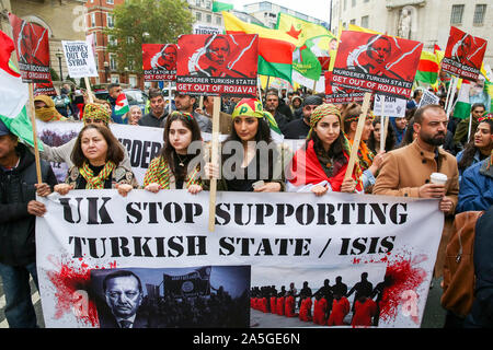 Londres, Royaume-Uni. 20 Oct, 2019. Les manifestants kurdes sont vues tenant une bannière avec 'UK cesser de soutenir l'État turc/ISIS' écrit sur elle pendant la démonstration.Les manifestants ont appelé à une mobilisation de masse dans le monde entier et des actions contre l'armée turque dans le nord de la Syrie. Le 9 octobre 2019 Le président américain, Donald Trump a annoncé que les troupes américaines vont tirer vers l'arrière de la zone. Credit : SOPA/Alamy Images Limited Live News Banque D'Images