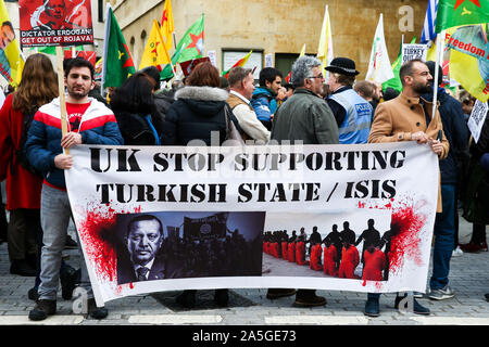 Londres, Royaume-Uni. 20 Oct, 2019. Les manifestants kurdes sont vues tenant une bannière avec 'UK cesser de soutenir l'État turc/ISIS' écrit sur elle pendant la démonstration.Les manifestants ont appelé à une mobilisation de masse dans le monde entier et des actions contre l'armée turque dans le nord de la Syrie. Le 9 octobre 2019 Le président américain, Donald Trump a annoncé que les troupes américaines vont tirer vers l'arrière de la zone. Credit : SOPA/Alamy Images Limited Live News Banque D'Images