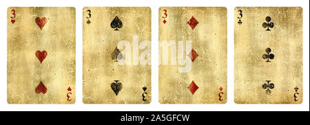 Quatre cartes à jouer isolé sur fond blanc, montrant trois de chaque costume - Coeurs, clubs, bêches et diamants. Banque D'Images