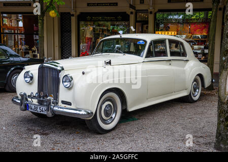 BADEN Baden, Allemagne - juillet 2019 : blanc Crewe Rolls-Royce BENTLEY CONTINENTAL S S1 1955 oldtimer, réunion de Kurpark. Banque D'Images