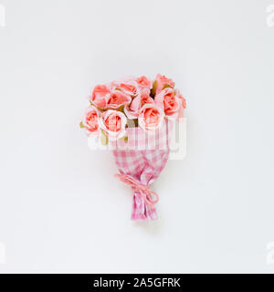 Bouquet de fleurs roses sur fond blanc Banque D'Images
