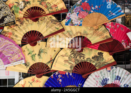 Singapour-09 nov 2018:style traditionnel chinois fans afficher sur le mur Banque D'Images