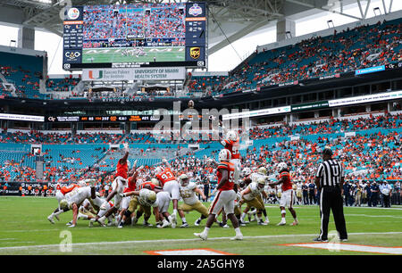 19 octobre 2019 : Georgia Tech Yellow Jackets marque un point supplémentaire dans le troisième trimestre lors d'un match de football contre le collège Les ouragans à Miami le Hard Rock Stadium de Miami Gardens, en Floride. Georgia Tech a gagné 28-21 en prolongation. Mario Houben/CSM Banque D'Images