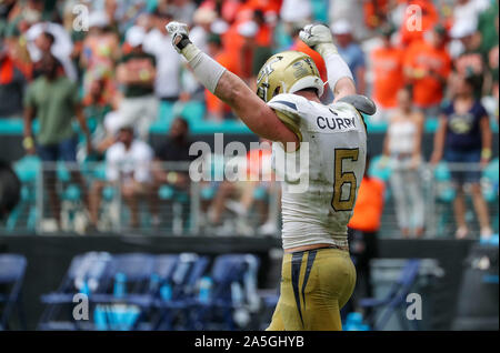 19 octobre 2019 : Georgia Tech Yellow Jackets linebacker David Curry (6) célèbre la victoire de l'équipe d'un match de football contre le collège Les ouragans à Miami le Hard Rock Stadium de Miami Gardens, en Floride. Georgia Tech a gagné 28-21 en prolongation. Mario Houben/CSM Banque D'Images