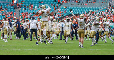 19 octobre 2019 : Georgia Tech Yellow Jackets joueurs célèbrent leur victoire en prolongation d'un match de football contre le collège Les ouragans à Miami le Hard Rock Stadium de Miami Gardens, en Floride. Georgia Tech a gagné 28-21 en prolongation. Mario Houben/CSM Banque D'Images