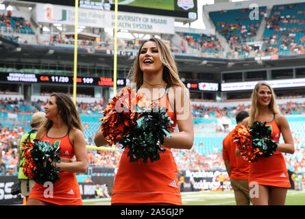 19 octobre 2019 : Miami Hurricanes cheerleaders effectuer lors d'un match de football contre le collège Georgia Tech Yellow Jackets au Hard Rock Stadium de Miami Gardens, en Floride. Georgia Tech a gagné 28-21 en prolongation. Mario Houben/CSM Banque D'Images