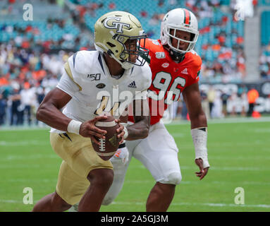 19 octobre 2019 : Georgia Tech Yellow Jackets quarterback James Graham (4) s'exécute avec le ballon lors d'un match de football contre le collège Les ouragans à Miami le Hard Rock Stadium de Miami Gardens, en Floride. Georgia Tech a gagné 28-21 en prolongation. Mario Houben/CSM Banque D'Images