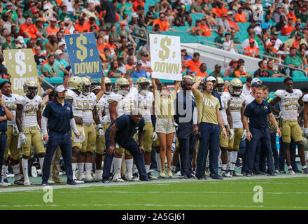 19 octobre 2019 : Georgia Tech Yellow Jackets joueurs et personnel regarder dans les coulisses le college football match contre les ouragans à Miami le Hard Rock Stadium de Miami Gardens, en Floride. Georgia Tech a gagné 28-21 en prolongation. Mario Houben/CSM Banque D'Images