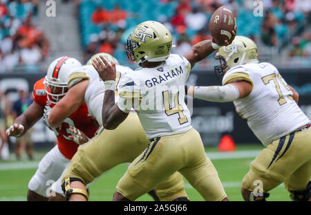 19 octobre 2019 : Georgia Tech Yellow Jackets quarterback James Graham (4) en action lors d'un match de football contre le collège Les ouragans à Miami le Hard Rock Stadium de Miami Gardens, en Floride. Georgia Tech a gagné 28-21 en prolongation. Mario Houben/CSM Banque D'Images