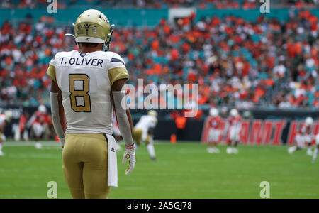 19 octobre 2019 : Georgia Tech Yellow Jackets quarterback Tobias Oliver (8) lors d'un match de football contre le collège Les ouragans à Miami le Hard Rock Stadium de Miami Gardens, en Floride. Georgia Tech a gagné 28-21 en prolongation. Mario Houben/CSM Banque D'Images