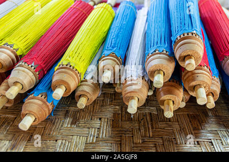 Lot de parapluies de papier de bambou sur une natte - focus sélectionné Banque D'Images