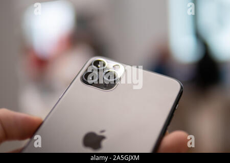 Bangkok, Thaïlande - 19 octobre 2019 : client essaie l'Apple iPhone 11 Pro à l'Apple store. Banque D'Images