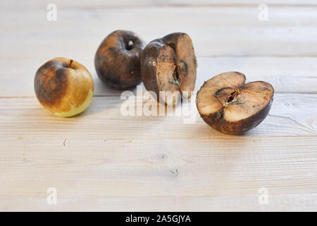 Les tranches de pommes pourries on a wooden surface Banque D'Images