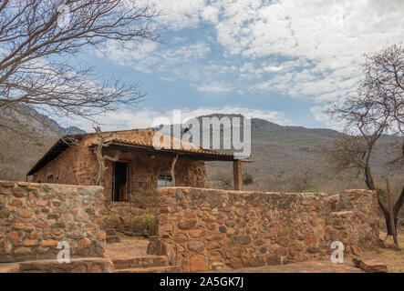 Une vieille maison en pierre au pied d'une montagne de droit avec l'espace de copie en format horizontal Banque D'Images