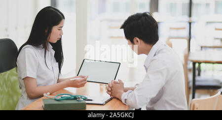 Close-up view of young female doctor expliquant l'état et les symptômes de son patient Banque D'Images