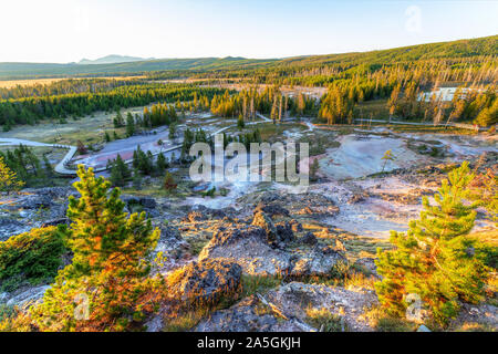 Coucher de soleil sur Paintpot Artistes sentier au parc national de Yellowstone dans le Wyoming, USA. Banque D'Images