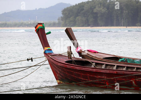 Bateaux de pêche sur la côte de la mer tropicale en Thaïlande. Paysage pittoresque avec une plage de sable et vert de la forêt en arrière-plan Banque D'Images