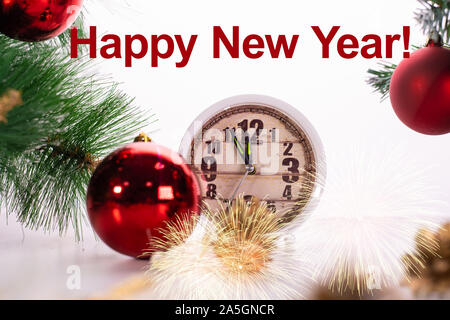 L'horloge de l'An et des jouets de Noël. Symbole de 2020, nouvelle année, noël. Bonne année Carte de voeux Banque D'Images