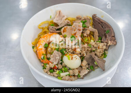 Bol de nouilles de riz vietnamiens délicieux aux crevettes et au porc Banque D'Images