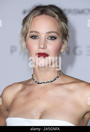 (Dossier) Jennifer Lawrence Maroney Cooke se marie. Jennifer Lawrence Maroney Cooke et lié le noeud samedi soir à Belcourt de Newport, Rhode Island spectaculaire un joli manoir. Parmi les invités ont été Ashley Olsen, Kris Jenner, Emma Stone, Corey Gamble, Cameron Diaz, Nicole Richie et Sienna Miller. WESTWOOD, LOS ANGELES, CALIFORNIE, USA - 14 DÉCEMBRE : actrice Jennifer Lawrence portant une robe Dior, Christian Louboutin, et Beladora et joaillerie bijoux arrive à la première mondiale de Columbia Pictures 'passagers' qui s'est tenue au Regency Village Theatre le 14 décembre 2016 à Westwood, Los Ange Banque D'Images