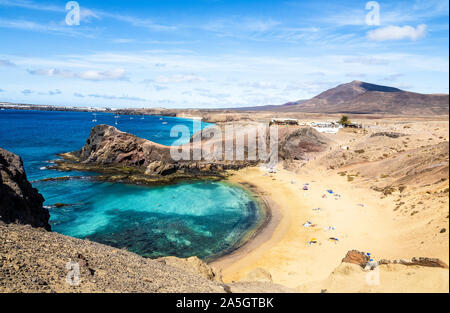 Paysage avec de l'eau de l'océan turquoise sur la plage de Papagayo, Lanzarote, îles Canaries, Espagne Banque D'Images