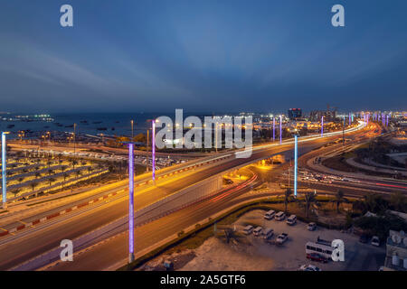 Route de l'aéroport de Doha après le coucher du soleil Banque D'Images