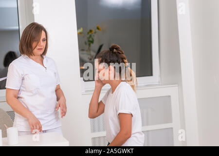 Au cours de l'oreille des patients médecin examen médical Banque D'Images