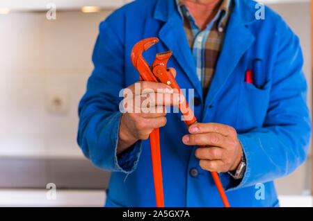 Workman travaille dans la cuisine et la tenue de ses outils Banque D'Images