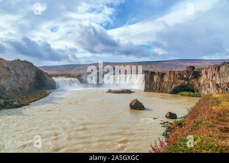Avis de Cisjordanie de Godafoss en automne. L'un des plus célèbres chutes d'eau en Islande Banque D'Images