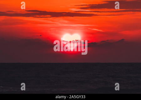 Coeur de nuages. Promenades au loin dans le coeur coucher de soleil sur la mer de nuages sombres. Passé l'amour. La séparation. concept. Sun est le coeur est le soir avant sunse Banque D'Images