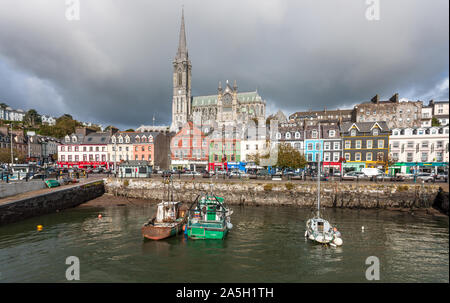 Cobh, Cork, Irlande. 18 octobre, 2019. La Cathédrale saint Colman et donnant sur le port de la ville côtière de Cobh, dans le comté de Cork, Irlande. Crédit David C Banque D'Images