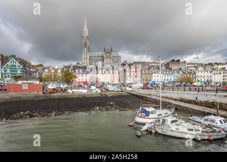 Cobh, Cork, Irlande. 18 octobre, 2019. La Cathédrale saint Colman et donnant sur le port de la ville côtière de Cobh, dans le comté de Cork, Irlande. Crédit David C Banque D'Images