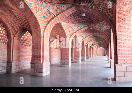 Colonnade à l'entrée de la mosquée Masjed-e Kabud (mosquée bleue), Tabriz, Iran. A été construit en 1465 sur l'ordre du Shah Jahan Banque D'Images