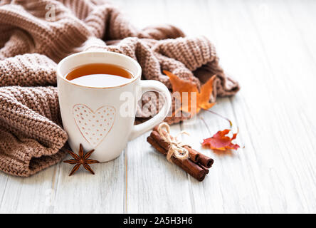 Composition d'automne. Tasse de thé, mode féminine des chandails, des feuilles séchées. Automne, automne concept. Banque D'Images