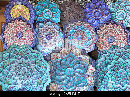 Souvenirs traditionnels - des plaques de cuivre et des plats avec ornement persan floral sur émail, Grand bazar d'Isfahan, Iran Banque D'Images