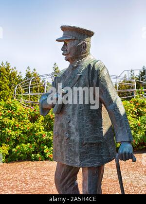 Statue en bronze de Ferdinand Graf von Zeppelin, dirigeable allemand et Musée de l'aviation navale, Aeronauticum Nordholz, Wurster Côte de la mer du Nord près de Cuxhaven Banque D'Images