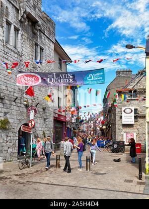 Zone piétonne, dans le Quartier Latin, décoré avec des bannières et drapeaux, Capitale européenne de la Culture 2020, Galway, Irlande Banque D'Images