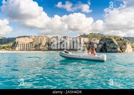 Bateau à moteur, ville de Tropea, province de Vibo Valentia, Calabre, Italie Banque D'Images