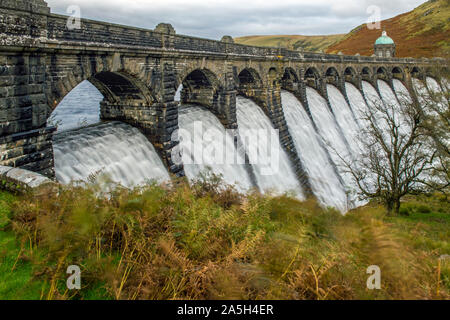 L'eau du réservoir Craig Goch qui coule au-dessus du barrage dans la vallée d'Elan, dans la région de Powys, au centre du Pays de Galles. C'est le réservoir le plus haut de la vallée d'Elan . Banque D'Images