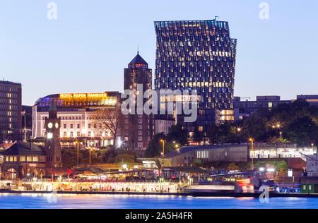 St Pauli Embarcadères, l'hôtel Hafen Hamburg, la danse des tours, immeubles de grande hauteur de l'Hafenkrone, St Pauli, Hambourg, Allemagne Banque D'Images