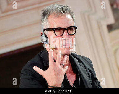 Prague, République tchèque. 18 Oct, 2019. L'auteur américain Michael Cunningham les débats lors d'une soirée de gala au Festival des écrivains de Prague, République tchèque, le 18 octobre 2019. Photo : CTK/Vondrous Romain Photo/Alamy Live News Banque D'Images