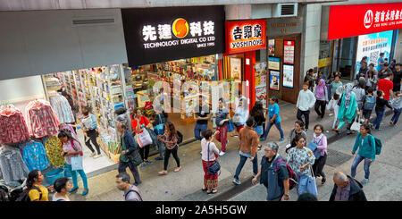 Les gens qui marchent sur le chemin Johnston. Wan Chai, Hong Kong, Chine. Banque D'Images