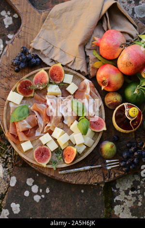 Antipasti apéritif italien, du fromage, du jambon et des fruits Banque D'Images